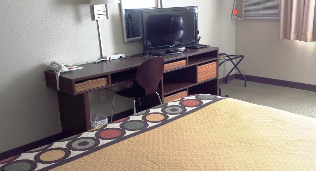 Super 8 By Wyndham Sioux Falls Near Convention Center Motel Room photo